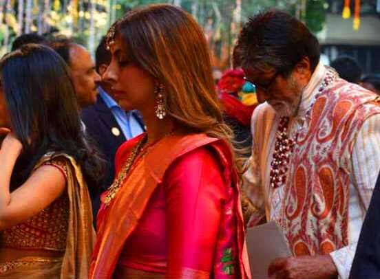 बिग बी अमिताभ बच्चन, मुलगी श्वेता नंदा आणि नात नाव्या नवेली यांनीदेखील इशा-आनंदच्या लग्नाला हजेरी लावली.