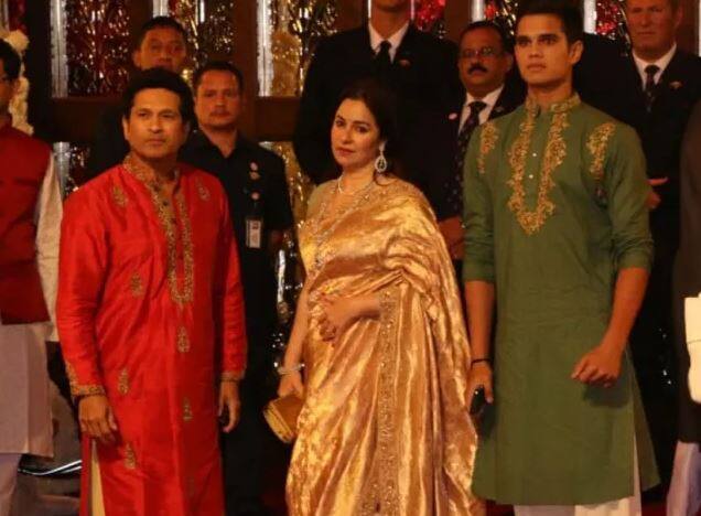 नवदाम्पत्याला आशीर्वाद देण्यासाठी माजी क्रिकेटर सचिन तेंडुलकर, अंजली तेंडुलकर मुलगा अर्जूनसह दाखल झाले होते