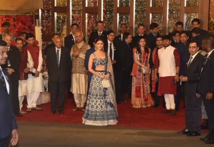 इशा-आनंदच्या लग्नाला आलेल्या पाहुण्यांचे लक्ष वेधून घेतले, ते अभिनेत्री आलिया भट्टने, आलिया अॅन्टालियावर दाखल झाल्यानंतर सर्वांच्याच नजरा आलियावर खिळल्या होत्या