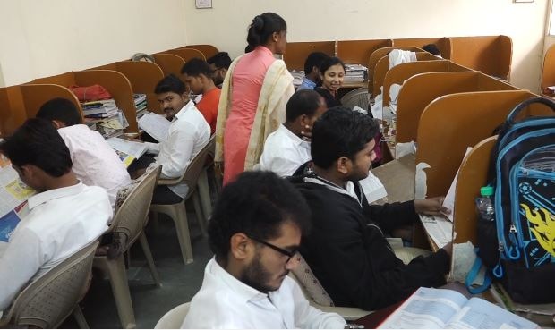 Maratha students open 'SEBC' option open, seat issue not solve   मराठा विद्यार्थ्यांना 'एसईबीसी' पर्याय खुला, जागांचा प्रश्न कायम