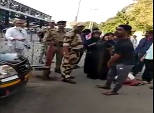 मुंबईत टॅक्सीचालकांची मुजोरी 'त्या'च्या जीवावर बेतली Man dies of heart attack after Taxi drivers refuse to take him to nearest hospital मुंबईत टॅक्सीचालकांची मुजोरी 'त्या'च्या जीवावर बेतली