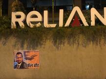 राफेल प्रकरणी रिलायन्सच्या कार्यालयावर काँग्रेसकडून पोस्टरबाजी