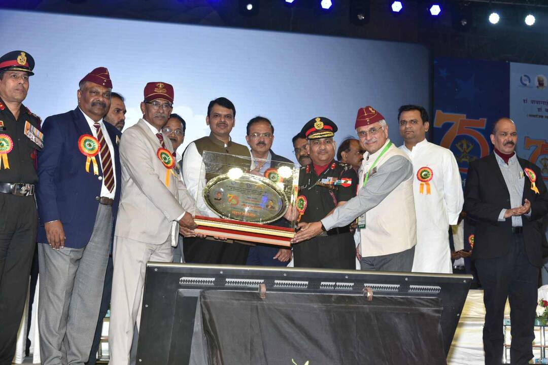 महार रेजिमेंटची शौर्य परंपरा नव्या पिढीसाठी प्रेरणादायी : मुख्यमंत्री CM Devendra Fadanvis Felicitated To Mahar Rejiment soldier in Mumbai महार रेजिमेंटची शौर्य परंपरा नव्या पिढीसाठी प्रेरणादायी : मुख्यमंत्री