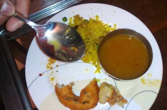 larvae in the breakfast at Hotel Reddison Blue in Nagpur नागपुरात 'बिग बी' थांबलेल्या हॉटेलमधील नाश्त्यात अळ्या