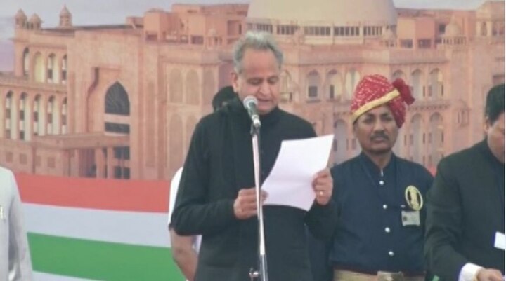 Ashok Gehlot sworn-in as Rajasthan Chief Minister, Sachin Pilot appointed deputy cm अशोक गेहलोत यांना राजस्थानच्या मुख्यमंत्रीपदाची शपथ