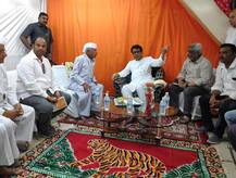 मंत्री ऐकत नसल्यास कांदे फेकून मारा : राज ठाकरे