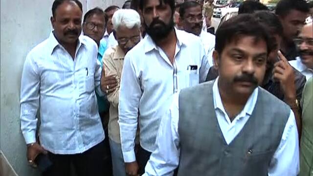 घरांच्या मागणीसाठी गिरणी कामगारांची वर्षा बंगल्यावर धडक