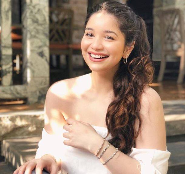 क्रिकेटचा देव सचिन तेंडुलकरची मुलगी सारा कॅमेऱ्यापासून दूर असली तरी इन्स्टाग्रामवर ती फारच अॅक्टिव्ह असते.