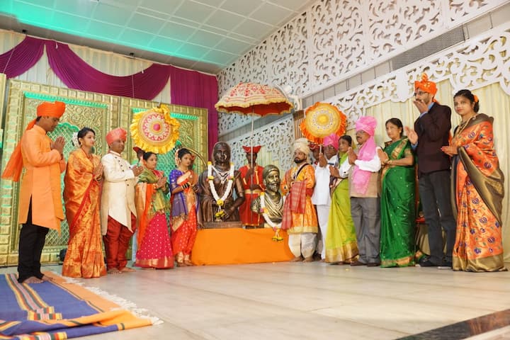 विवाहासाठी भटजी, अक्षता तसेच विधी अशा अनेक अनावश्यक गोष्टी यावेळी टाळण्यात आल्या होत्या.