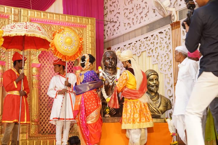  या शिवशाही लग्न सोहळ्यासाठी वधूवरांनी विशेष वेशभूषाही परिधान केली होती.