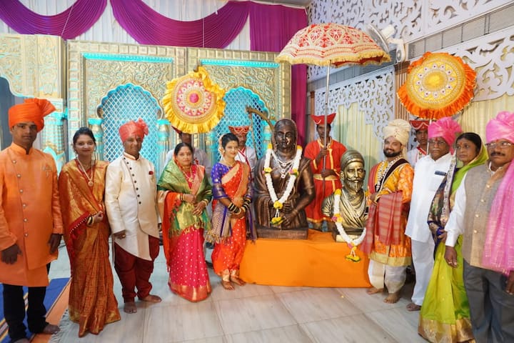 जिजाऊ आणि छत्रपती शिवाजी महाराज यांच्या प्रतिमेला पुष्पहार अर्पण करून आणि तुळशीच्या झाडाला पाणी घालून साताजन्माची गाठ बांधली. 