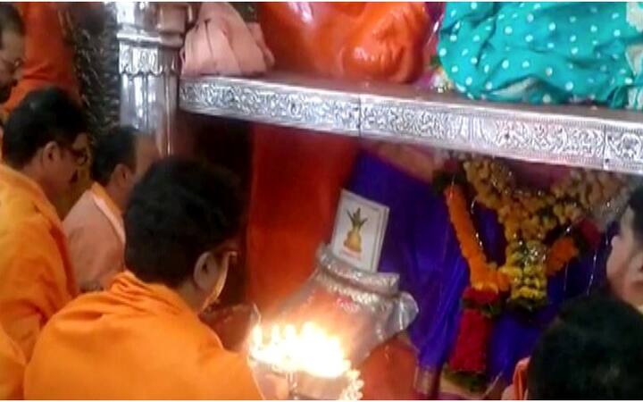 मनसे अध्यक्ष राज ठाकरे यांनी सुपुत्र अमित ठाकरे यांच्या लग्नाची पत्रिका सप्तशृंगी देवीचरणी ठेवली.