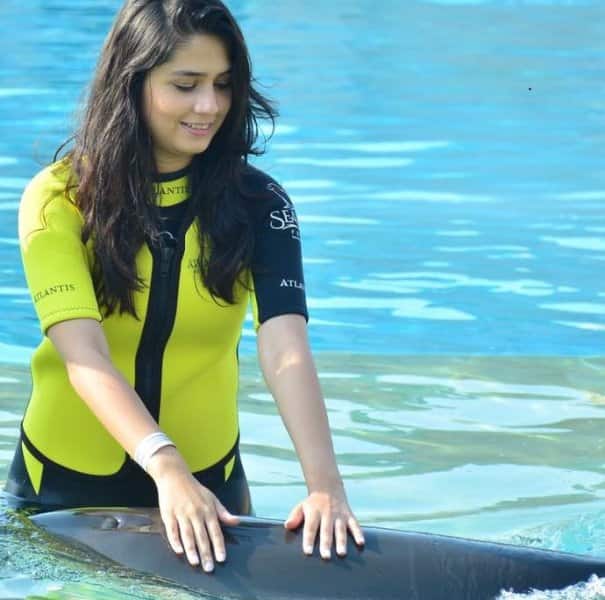 मिताली बोरुडे फॅशन डिझायनर आहे. फॅड इंटरनॅशनलमधून तिने फॅशन डिझायनिंगचं शिक्षण घेतलं आहे. प्रसिद्ध बेरिएट्रिक सर्जन - डॉ. संजय बोरुडे यांची ती कन्या.