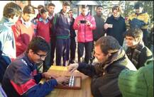 दिव्यांग मुलांसोबत बुद्धिबळ खेळताना राहुल गांधींना घाम फुटला