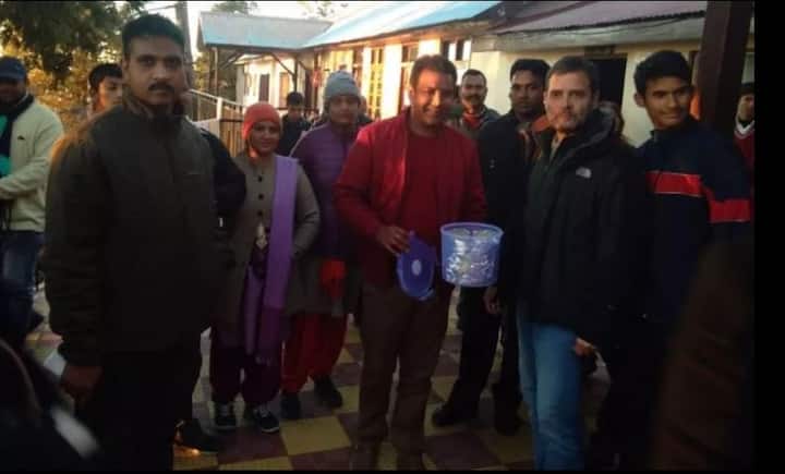  शारीरिकदृष्ट्या दिव्यांग असलेल्या मुलांनी बुद्धिबळ खेळताना राहुल गांधी यांना चांगलच आव्हान दिलं. 