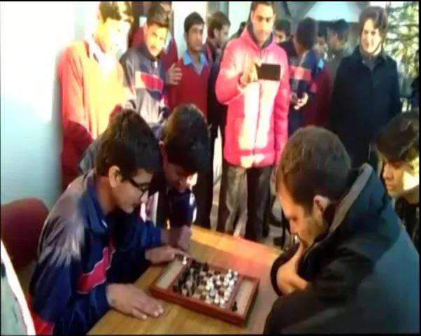 राहुल गांधी यांच्यासोबत प्रियांका गांधीही दिसत आहेत.