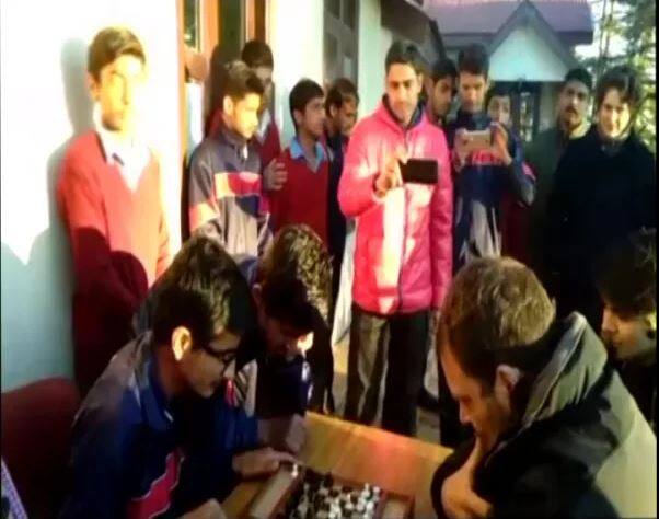 राहुल गांधी आणि प्रियांका गांधी यांनी मुलांसोबत गप्पाही मारल्या.