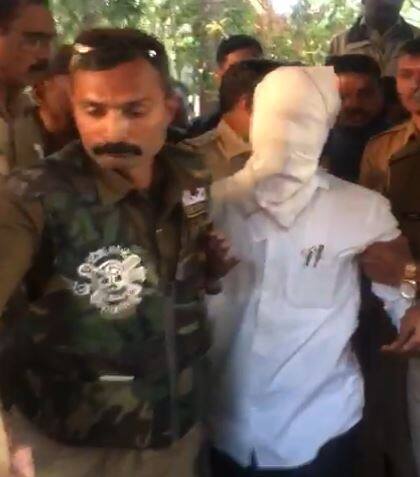 वकिलाचा वरिष्ठावर कुऱ्हाडीने हल्ला, त्यानंतर विष पिऊन आत्महत्या वकिलाचा वरिष्ठावर कुऱ्हाडीने हल्ला, त्यानंतर विष पिऊन आत्महत्या