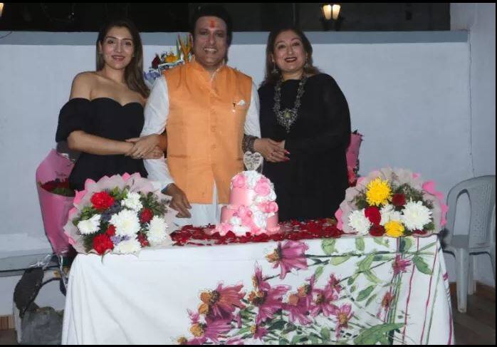 अभिनेता अरुण कुमार अहूजा आणि निर्मला अहूजा असं गोविंदाच्या आई वडिलांचं नाव आहे. गोविंदाची आई निर्मला आहूजा या अभिनेत्री आणि गायिका होत्या. त्यामुळे गोविंदाला घरातूनच अॅक्टिंगचे धडे मिळाले.