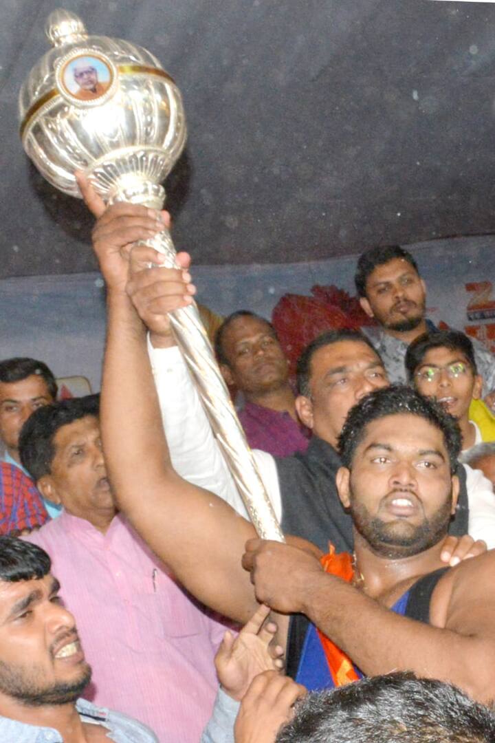 बाला रफिक शेखच्या घरची परिस्थिती बेताचीच आहे. त्याला दोन वेळचा खुराकही व्यवस्थित मिळत नव्हता. पण घरातच कुस्ती होती. तीच परंपरा बाला रफिक शेखने कायम ठेवली. त्याने कधीही प्रतिकूल परिस्थितीचा बाऊ केला नाही.
