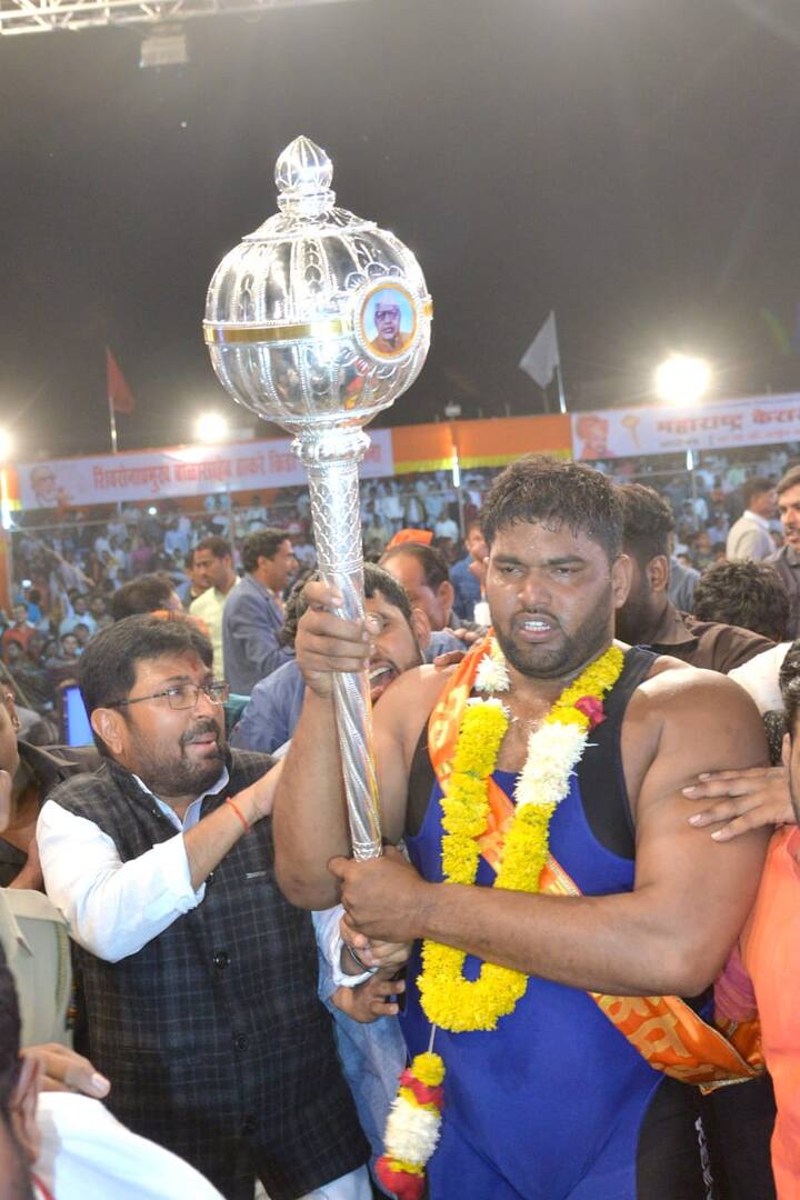 बुलडाण्याकडून महाराष्ट्र केसरीमध्ये कुस्ती खेळणारा बाला रफिक शेख करमाळा तालुक्यातील खडकी गावचा. बाला रफिक शेखचा खेळ पाहण्यासाठी खडकी आणि परिसरातून अनेक गाड्या जालन्याला आल्या होत्या. 