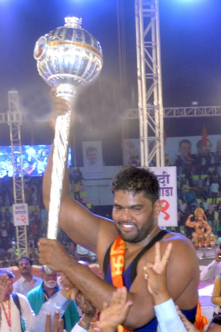 बाला राफिक हा अतिशय गरीब परिस्थितीतून मेहनतीच्या जोरावर या स्थानी पोहोचला आहे. त्याच्या घरात विविध कुस्त्या जिंकलेल्या गदा आणि मेडल ठेवायलाही आता जागा शिल्लक नाही. 