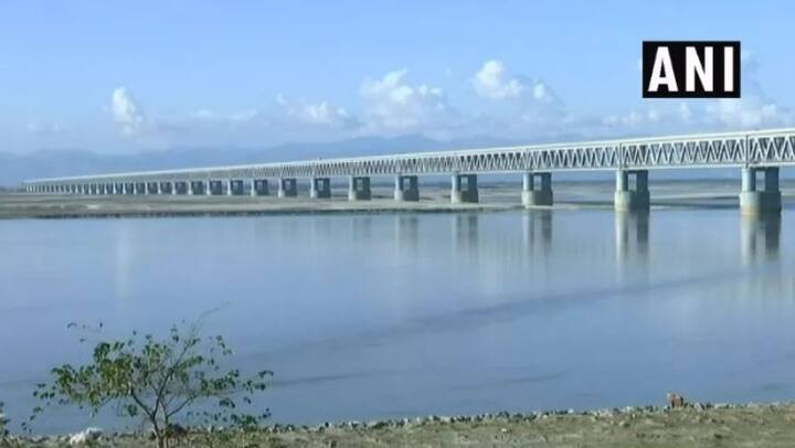 आसाममधील ब्रह्मपुत्रा नदीवर देशातील सर्वाधिक लांबीचा दुमजली रेल-रोड पूल बांधण्याचे काम पूर्ण झाले आहे. हा दुमजली पूल पूर्ण होण्यासाठी तब्बल 21 वर्षांचा कालावधी लागला. देशाचे पंतप्रधान नरेंद्र मोदी यांच्या हस्ते मंगळवारी (२५ डिसेंबर) बोगीबेल या दुमजली पुलाचे लोकार्पण होणार आहे. (फोटो सौजन्य : एएनआई)