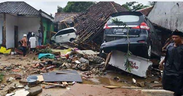 समुद्र किनाऱ्यावरील  शेकडो हॉटेल, घरे आणि इमारतींना या त्सुनामीचा फटका बसला आहे.  