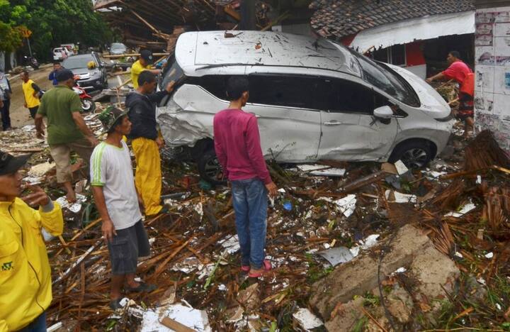 हजारो घरे उद्ध्वस्त झाल्याने अनेक लोक रस्त्यावर आले आहेत. 