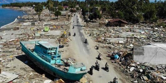 त्सुनामीचा फटका  जावा बेटादरम्यान असलेल्या सुंदा या पट्ट्याला बसला आहे. या भागात पर्यटकांची नेहमीच गर्दी असते.
