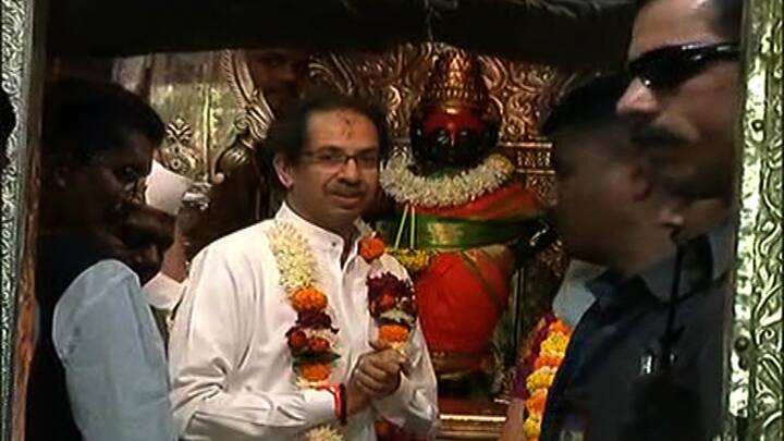 विठ्ठल मंदिर ट्रस्टकडून उद्धव ठाकरे यांना विठ्ठल-रुक्मिणीची मूर्ती भेट