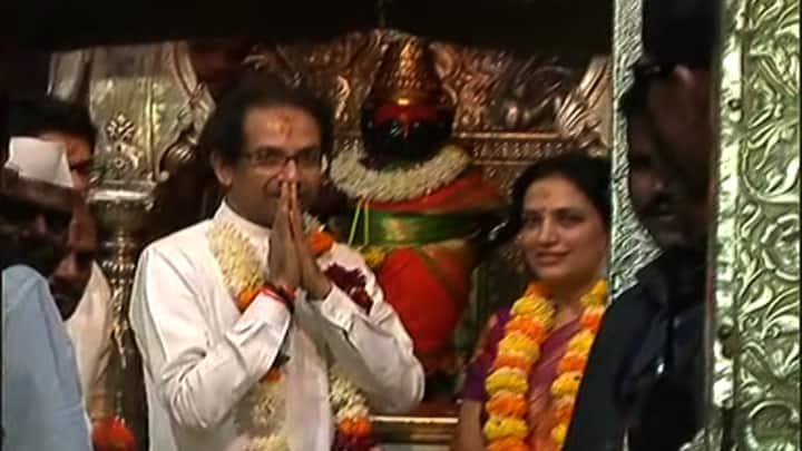 उद्धव ठाकरे सहकुटुंब विठुरायाच्या चरणी