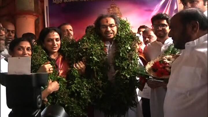  उद्धव ठाकरे, रश्मी ठाकरे, आदित्य ठाकरे यांनी घेतलं विठ्ठलाचं दर्शन 