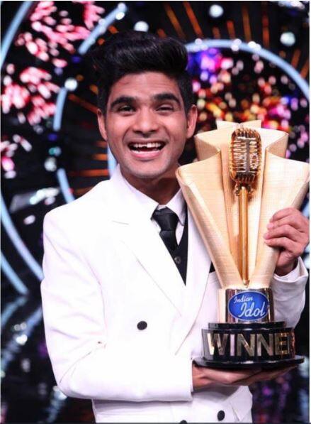 Indian Idol 10 finale : Salman Ali lifts trophy indian idol 2018 : सलमान अली 10 व्या सिझनचा विजेता