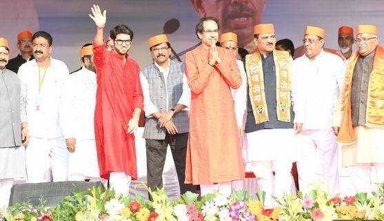 यावेळी आदित्य ठाकरे, मंत्री दिवाकर रावते, सुभाष देसाई, संजय राऊत यांच्यासह अनेक नेते उपस्थित होते.