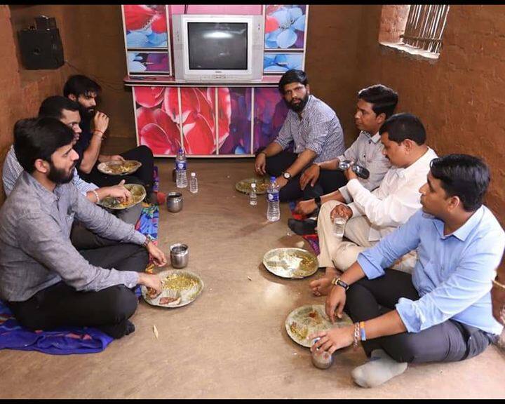 दुपारच्या वेळेस स्थानिक नागरिकांसोबत भोजनाचा आस्वादही घेतला.