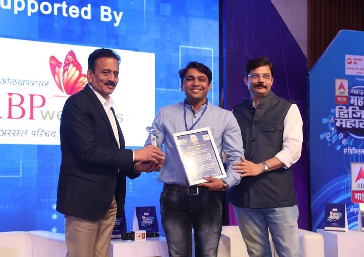 विजेत्या ब्लॉगर्सचा जलसंपदा मंत्री गिरीश महाजन आणि एबीपी माझाचे संपादक राजीव खांडेकर यांच्या हस्ते गौरव करण्यात आला. अमोल कुलकर्णी यांच्या विज्ञानयात्री या ब्लॉगला उत्तेजनार्थ पारितोषिकाने गौरवण्यात आलं.