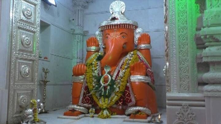 आज वर्षातील तिसरी आणि शेवटची अंगारकी संकष्टी असल्याने तसंच ख्रिसमसची सुट्टी असल्याने भाविकांनी गणरायाच्या दर्शनासाठी मंदिरांमध्ये पहाटेपासूनच रांगा लावल्या आहेत. अहमदनगरचं ग्रामदैवत असलेल्या विशाल गणपती मंदिरातदेखील भाविकांची गर्दी झालेली आहे.