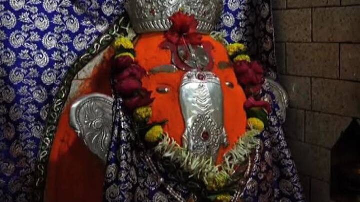 दरवर्षी अंगारकीनिमित्त विदर्भ मराठवाड्यातील अनेक भाविक पायी चालत गणेशाच्या दर्शनाला येतात. अंगारकी चतुर्थीच्या निमित्ताने मध्यरात्री 12 च्या सुमारास राजूरमध्ये श्रींची आरती होते. सकाळी अभिषेक करुन बाप्पांची विधीवत पूजा देखील या ठिकाणी होते.