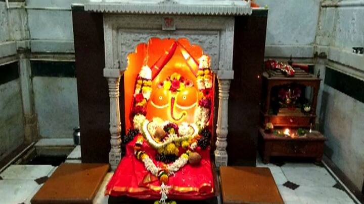 अंगारकी संकष्टीच्या निमित्ताने गणरायाचे दर्शन घेण्यासाठी राज्याच्या तसेच देशाच्या कानाकोपऱ्यातून अनेक भाविक सध्या गणपतीपुळ्यात दाखल झाले आहेत. जवळपास तीन लाख भाविक गणपतीपुळ्यात आलेत. आज पहाटे तीन वाजल्यापासून मंदिर भाविकांसाठी उघडण्यात आलंय.