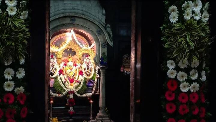 वर्षातील शेवटची अंगारकी संकष्टी असल्याने सांगलीचे आराध्य दैवत असलेल्या आणि दक्षिण महाराष्ट्रातील सर्वात मोठे गणपती मंदिर असलेल्या गणपती पंचायतन संस्थानच्या मंदिरात दर्शनासाठी भाविकांच्या पहाटेपासून लांबच्या लांब रांगा लागलेल्या होत्या.