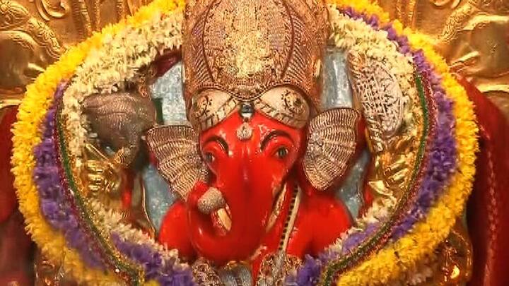 आज राज्यभरात अंगारकी संकष्टी साजरी केली जात आहे. वर्षभरातील ही शेवटची अंगारकी संकष्टी असल्यामुळे भाविकांनी गणेश मंदिरांमध्ये सकाळपासूनच मोठी गर्दी केली आहे.