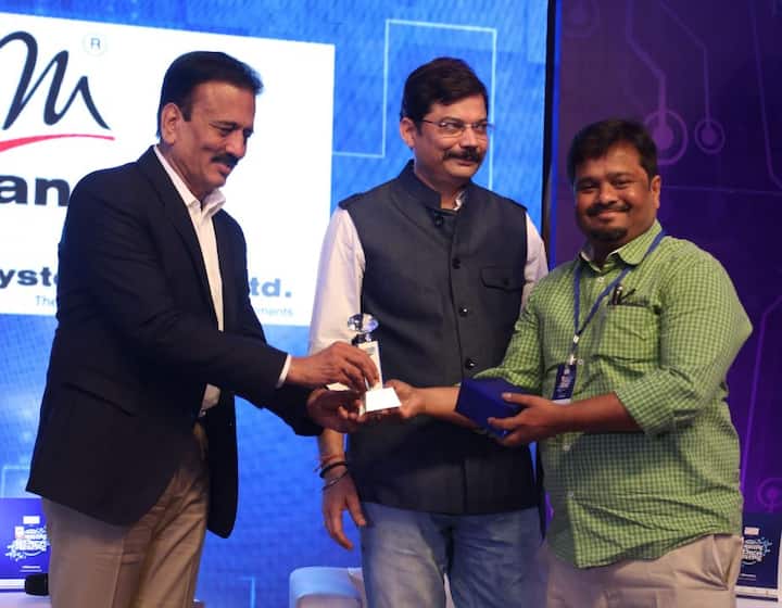 ब्लॉग माझा स्पर्धेचे परीक्षक मुकेश माचकर यांचा गौरवही यावेळी करण्यात आला.
