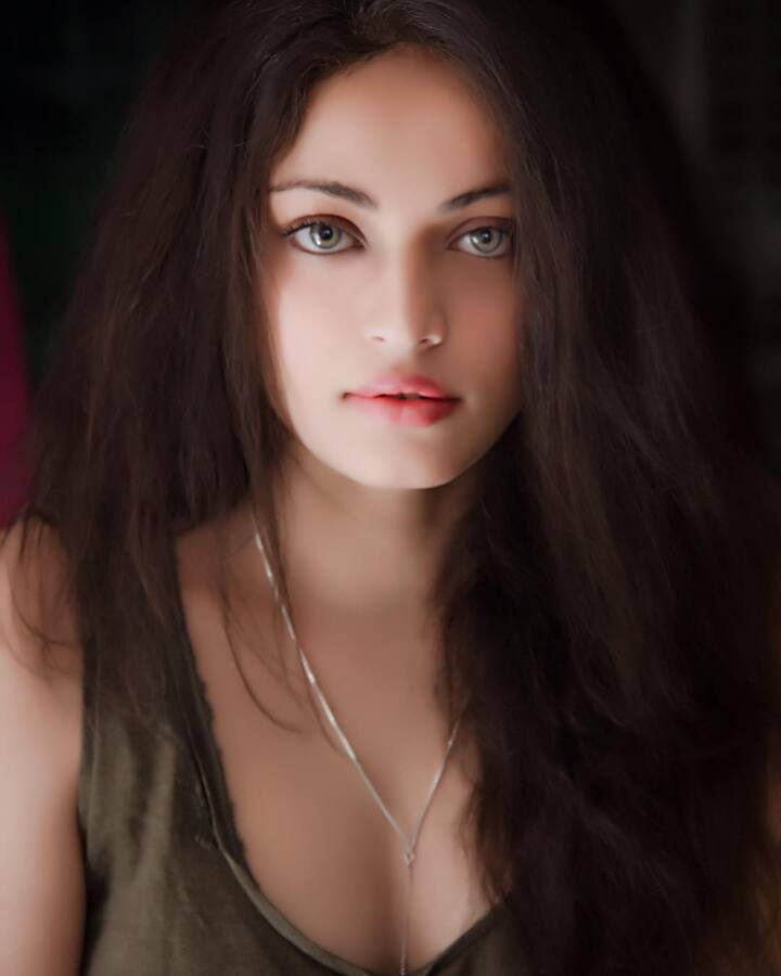 स्नेहा उल्लाल : सलमान खान ऐश्वर्या रायसारखी दिसणाऱ्या स्नेहा उल्लाल या टॉलिवूड अभिनेत्रीचा प्रेमातही पडला. परंतु अवघ्या काही महिन्यांमध्ये हे नातंदेखील तुटलं. स्नेहाने सलमानचा धाकटा भाऊ सोहेल खानच्या आर्यन या चित्रपटाद्वारे बॉलिवूडमध्ये डेब्यू केला होता. 