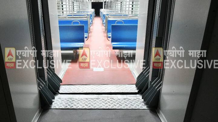 या एसी लोकलच्या एका डब्यातून दुसऱ्या डब्यात जाण्यास मार्गिका करण्यात आली आहे.