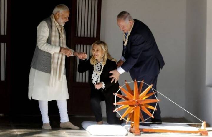 17 जानेवारी रोजी पंतप्रधान नरेंद्र मोदी आणि इस्राईलचे पंतप्रधान बेंजामिन नेतान्याहू यांची भेट चर्चेत राहिली. या वेळी नेतान्याहू यांची पत्नी सारा नेतन्याहू चरख्यावरून उठताना पंतप्रधान मोदींनी त्यांना हात दिला होता.