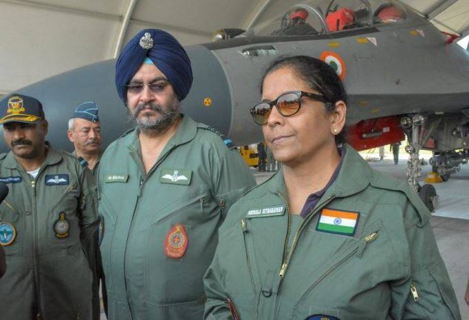 डिब्रुगडमध्ये एयरबेसच्या भेटीदरम्यान संरक्षण मंत्री निर्मला सितारमण एयरफोर्सच्या ड्रेसमध्ये आल्या होत्या. 