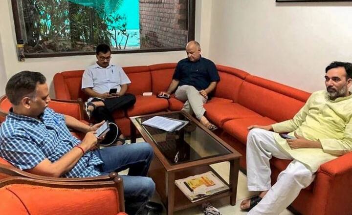 दिल्लीचे मुख्यमंत्री अरविंद केजरीवाल, उपमुख्यमंत्री मनीष सिसोदिया, सत्येन्द्र कुमार जैन आणि गोपाल राय दिल्लीचे एलजी अनिल बैजल यांच्या घरी धरणे आंदोलनाला बसले होते. 