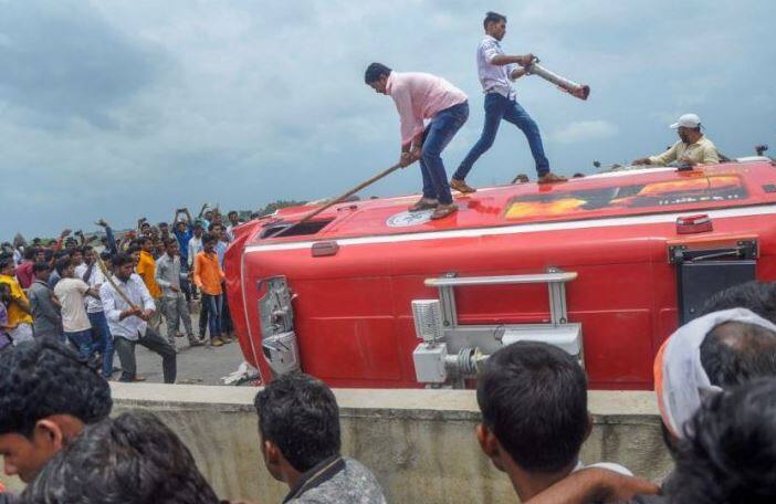  महाराष्ट्रात यावर्षी मराठा आरक्षणाच्या आंदोलनाने उग्र रूप धारण केले. जे देशभरात चर्चिले गेले. 