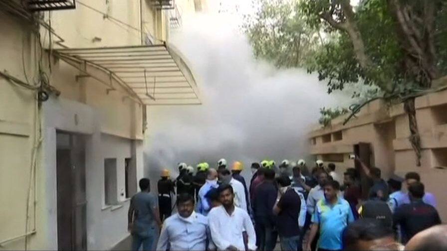 Mumbai : Fire at Sadhna House building in Worli मुंबईतील साधना हाऊसमधील आगीत अग्निशमनचे 12 जवान जखमी